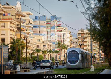 Atene capitale della Grecia Atene tram costiero a Batis beach Foto Stock