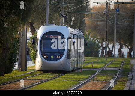 Atene capitale della Grecia Atene tram costiero a Batis beach Foto Stock