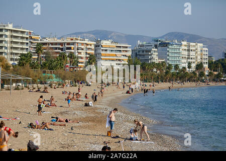 Atene capitale della Grecia Atene tram costiero a Batis beach Foto Stock