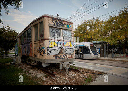 Atene capitale della Grecia Atene tram costiero a Kassomouli tram d'epoca visualizzata è coperto di graffiti Foto Stock