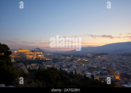 Atene capitale della Grecia del V secolo un ampio angolo di visualizzazione rovine landmark Partenone Tempio Acropoli di Atene, situato sulla cima di una collina rocciosa, affacciato th Foto Stock