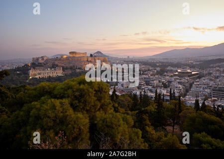 Atene capitale della Grecia del V secolo un ampio angolo di visualizzazione rovine landmark Partenone Tempio Acropoli di Atene, situato sulla cima di una collina rocciosa, affacciato th Foto Stock