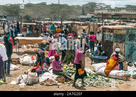 KENYA, AFRICA - maggio 2014. Mercato in Kenya con persone che acquistano all'esterno. Foto Stock