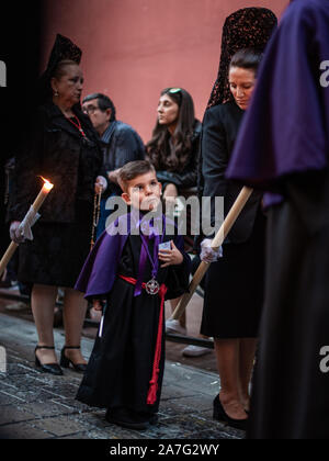 Granada, Spagna - 16 aprile 2019. Uno dei tanti bambini che partecipano alle processioni che effettua durante le vacanze di Pasqua in Spagna. Foto Stock