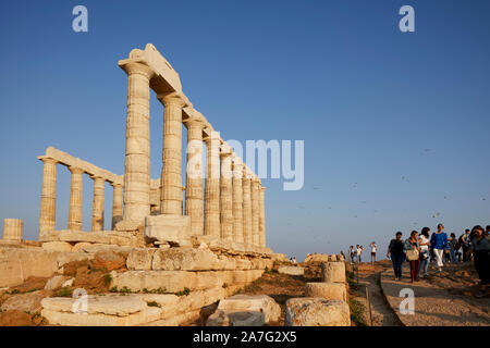 In Grecia il Greco antico tempio di Poseidone a Capo Sounion, costruita durante 444-440 BC, è uno dei principali monumenti di età d'Oro di Atene. È Foto Stock