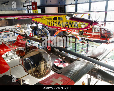 Interno della sala di aviazione del Museo Svizzero dei Trasporti di Lucerna, Svizzera. Foto Stock