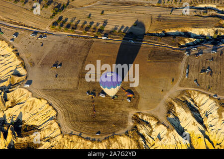 Mongolfiera in terre in modo sicuro nei pressi di Uchisar. Incredibile paesaggio di roccia a Cappadocia, Anatolia, Turchia. Foto Stock