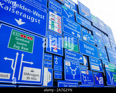 Molti scartati i cartelli stradali sono appesi come decorazione all'esterno del Museo Svizzero dei Trasporti di Lucerna, Svizzera. Foto Stock