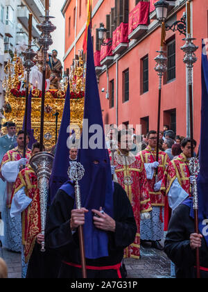 Granada, Spagna - 16 aprile 2019. Una delle numerose processioni delle confraternite cattolica che porta intorno al "vergine" della loro chiesa durante le vacanze di Pasqua in SP Foto Stock