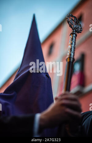 Granada, Spagna - 16 aprile 2019. Un Nazareno partecipando a uno dei tanti cortei che effettua durante le vacanze di Pasqua in Spagna. Foto Stock