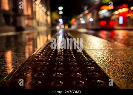 Stazione dei tram con profondità di campo per tiro da un angolo basso. Foto Stock