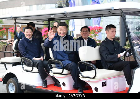 (191102) -- Shanghai, nov. 2, 2019 (Xinhua) -- Il presidente cinese Xi Jinping, anche segretario generale del Partito Comunista della Cina Comitato Centrale e Presidente della Commissione militare centrale, fa una ispezione nel distretto di Yangpu di Shanghai, Cina orientale, nov. 2, 2019. Xi è andato su un giro di ispezione in Cina il fulcro economico Shanghai sabato. (Xinhua/Xie Huanchi) Foto Stock