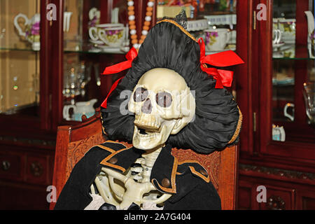 Festa di Halloween Louisville, KY, Stati Uniti d'America 10-26-18 close-up verticale di un pirata scheletro dell Foto Stock