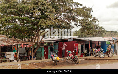 A Naivasha, KENYA - Maggio 2014: tipica strada dello shopping in scena con i pedoni a Naivasha (Kenya Foto Stock