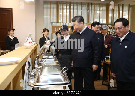 (191102) -- Shanghai, nov. 2, 2019 (Xinhua) -- Il presidente cinese Xi Jinping, anche segretario generale del Partito Comunista della Cina Comitato Centrale e Presidente della Commissione militare centrale, visita un centro cittadino nel quartiere Changning di Shanghai, Cina orientale, nov. 2, 2019. Xi è andato su un giro di ispezione in Cina il fulcro economico Shanghai sabato. (Xinhua/Ju Peng) Foto Stock