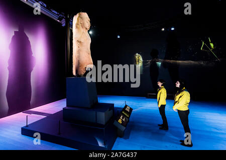 Londra, Regno Unito. 02Nov 2019. Statua di Tutankhamon - Tutankhamun: tesori del Golden Faraone presso la Saatchi Gallery dal 2 novembre 2019 al 3 maggio 2020 Credit: Guy Bell/Alamy Live News Foto Stock