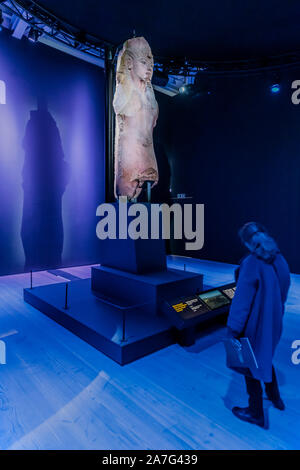 Londra, Regno Unito. 02Nov 2019. Statua di Tutankhamon - Tutankhamun: tesori del Golden Faraone presso la Saatchi Gallery dal 2 novembre 2019 al 3 maggio 2020 Credit: Guy Bell/Alamy Live News Foto Stock