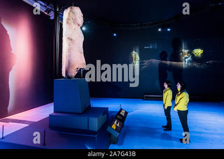 Londra, Regno Unito. 02Nov 2019. Statua di Tutankhamon - Tutankhamun: tesori del Golden Faraone presso la Saatchi Gallery dal 2 novembre 2019 al 3 maggio 2020 Credit: Guy Bell/Alamy Live News Foto Stock