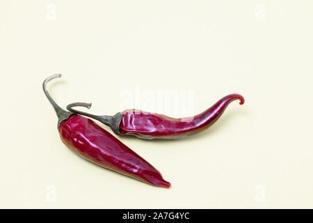 Due red hot chili peppers su uno sfondo bianco. Foto Stock