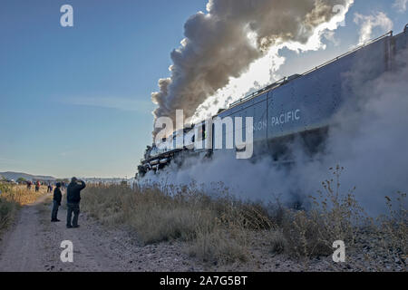 Celebra il centocinquantesimo anniversario della ferrovia transcontinentale, Union Pacific's storica Big Boy locomotiva a vapore n. 4014 è in tournée negli Stati Uniti. Foto Stock