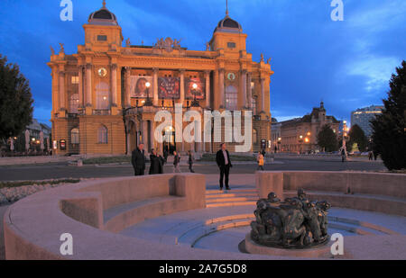 Croazia, Zagabria, Croato il Teatro Nazionale, il bene della vita, scultura da Ivan Mestrovic, Foto Stock