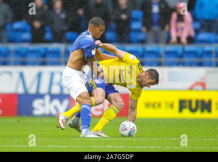 Cardiff, Galles, UK. 02Nov 2019.campionato inglese di calcio, Cardiff City versus Birmingham City; Lee di Peltier Cardiff City e Lukas Jutkiewicz di Birmingham City jostle per possesso - rigorosamente solo uso editoriale. Nessun uso non autorizzato di audio, video, dati, calendari, club/campionato loghi o 'live' servizi. Online in corrispondenza uso limitato a 120 immagini, nessun video emulazione. Nessun uso in scommesse, giochi o un singolo giocatore/club/league pubblicazioni Foto Stock