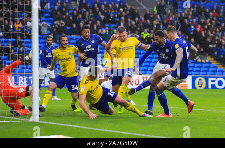 Cardiff, Galles, UK. 02Nov 2019.campionato inglese di calcio, Cardiff City versus Birmingham City; Curtis Nelson di Cardiff City punteggi i suoi lati secondo obiettivo nella 38th minuto nel match per rendere il punteggio 2-1 - rigorosamente solo uso editoriale. Nessun uso non autorizzato di audio, video, dati, calendari, club/campionato loghi o 'live' servizi. Online in corrispondenza uso limitato a 120 immagini, nessun video emulazione. Nessun uso in scommesse, giochi o un singolo giocatore/club/league pubblicazioni Foto Stock