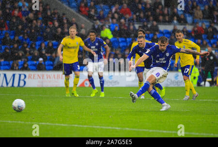 Cardiff, Galles, UK. 02Nov 2019.campionato inglese di calcio, Cardiff City versus Birmingham City; Joe Ralls di Cardiff City punteggi lati il suo primo obiettivo dalla pena posto al trentesimo minuto nel match per rendere il punteggio 1-1 - rigorosamente solo uso editoriale. Nessun uso non autorizzato di audio, video, dati, calendari, club/campionato loghi o 'live' servizi. Online in corrispondenza uso limitato a 120 immagini, nessun video emulazione. Nessun uso in scommesse, giochi o un singolo giocatore/club/league pubblicazioni Foto Stock