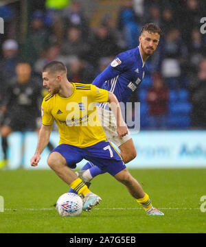 Cardiff, Galles, UK. 02Nov 2019.campionato inglese di calcio, Cardiff City versus Birmingham City; Dan Crowley di Birmingham City controlla la palla sotto pressione da Joe Bennett di Cardiff City - rigorosamente solo uso editoriale. Nessun uso non autorizzato di audio, video, dati, calendari, club/campionato loghi o 'live' servizi. Online in corrispondenza uso limitato a 120 immagini, nessun video emulazione. Nessun uso in scommesse, giochi o un singolo giocatore/club/league pubblicazioni Foto Stock