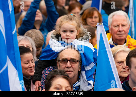 La Scozia, Regno Unito. Il 2 novembre 2019. I sostenitori del nazionalismo scozzese frequentare un rally a George Square Glasgow. La manifestazione è stata organizzata dal quotidiano nazionale, la Scottish pro-nazionalismo giornale. Primo Ministro Nicola Storione indirizzata al rally. Iain Masterton/Alamy Live News. Foto Stock
