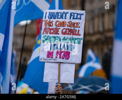 La Scozia, Regno Unito. Il 2 novembre 2019. I sostenitori del nazionalismo scozzese frequentare un rally a George Square Glasgow. La manifestazione è stata organizzata dal quotidiano nazionale, la Scottish pro-nazionalismo giornale. Primo Ministro Nicola Storione indirizzata al rally. Iain Masterton/Alamy Live News. Foto Stock