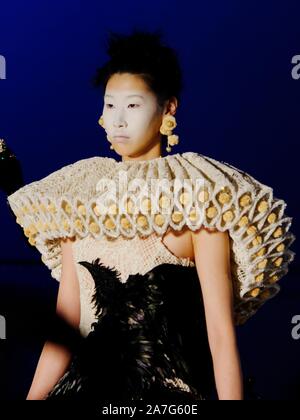 Cinese designer di moda Guo Pei vetrine lavorare da suo Autunno/Inverno 2019/20 'universo alternativo Couture' raccolta. Foto Stock