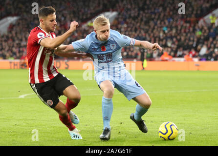Sheffield regno di George Baldock (sinistra) e Burnley del Ben Mee battaglia per la sfera durante il Premiership corrispondono a Bramall Lane, Sheffield. Foto Stock