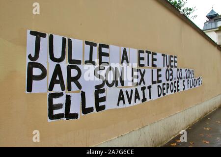 Poster su una strada di Parigi per protestare contro i francesi femicide e la violenza domestica Foto Stock