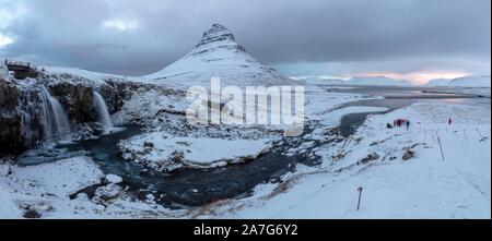 Panorama, Kirkjufell e Kirkjufellsfoss in inverno, Grundarfjorour, Vesturland, Islanda Foto Stock