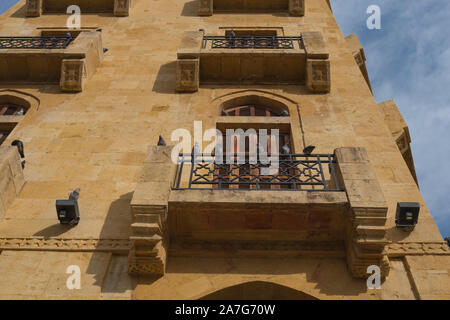 Piccioni su un balcone in Nijmeh Square, Beirut, Libano Foto Stock