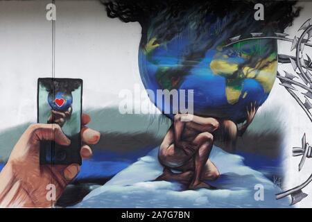 Figura mitologica Atlas porta il mondo, terra minacciata dal cambiamento climatico, murale simbolico, Arte di strada, 40 gradi Arte Urbana Festival 2019 Foto Stock