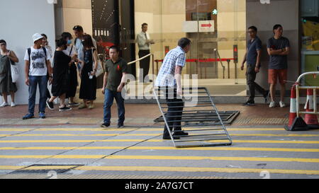 Hong Kong, Cina. 02Nov 2019. (191102) -- Hong Kong, nov. 2, 2019 (Xinhua) -- Un uomo cancella barricate a Queen's Road East a Hong Kong, Cina del sud, nov. 2, 2019. Nero-illegale rivestito di manifestanti hanno bloccato le strade e il traffico disturbato a Queen's Road East di sabato. Un uomo braved il traffico illegale di manifestanti per cancellare le barricate fuori strada. (Xinhua) Credito: Xinhua/Alamy Live News Foto Stock