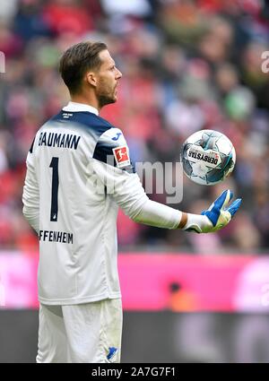 Il portiere Oliver Baumann TSG 1899 Hoffenheim con sfera, stadio Allianz Arena di Monaco di Baviera, Germania Foto Stock