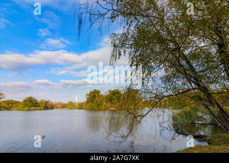 Lednice (Eisgrub): parco del castello di Lednice Palace, uno stagno, un minareto, in ceco, Jihomoravsky, Südmähren, Moravia del Sud, Foto Stock