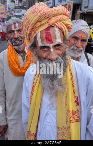 Tre sadhus indiano (santo uomini indù; asceti), una configurazione che ricorda la Santa trinità indù Dattatreya; Mumbai, India Foto Stock