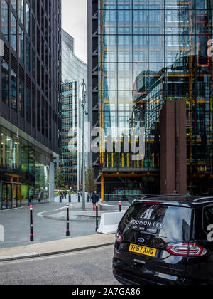 Addison Lee taxi in attesa per i passeggeri nella città di Londra. La società gestisce una flotta di veicoli 4000, principalmente a Londra. Addison Lee corriere. Foto Stock