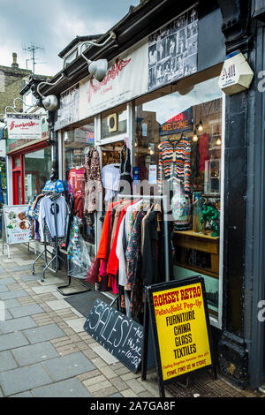 I negozi indipendenti su Mill Road Cambridge - abbigliamento vintage in vendita al di fuori dell'eccentrico e indipendente di Fantasia shop in Petersfield area di Cambridge Foto Stock