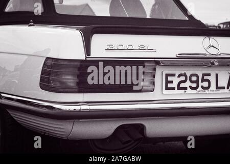 Posteriore sinistra sul quarto di dettaglio di un 1987 Mercedes 300SL Sport Touring Car mostra luce posteriore dettaglio cluster, badge e boot spolier. Foto Stock