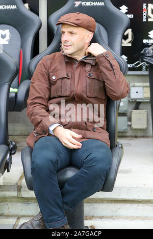 Milton Keynes, Regno Unito. 02Nov, 2019. MK Dons manager Paul Tisdale durante la prima metà del cielo lega Bet One match tra MK Dons e Tranmere Rovers Stadium MK, Milton Keynes sul Sabato 2 novembre 2019. (Credit: John Cripps | MI News) La fotografia può essere utilizzata solo per il giornale e/o rivista scopi editoriali, è richiesta una licenza per uso commerciale Credito: MI News & Sport /Alamy Live News Foto Stock