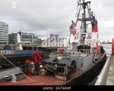 Il rimorchiatore "Goliath" ormeggiato a molo nel porto di Belfast; ha lotti delle funi a spirale sul ponte e ha una smart rosso, grigio e livrea bianca; Ott 2019 Foto Stock