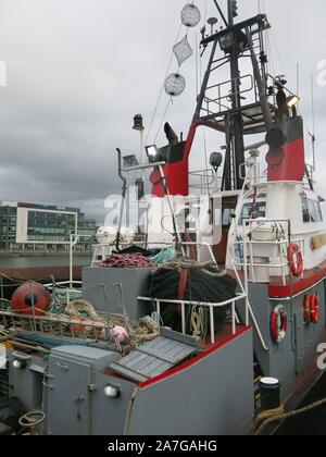 Il rimorchiatore "Goliath" ormeggiato a molo nel porto di Belfast; ha lotti delle funi a spirale sul ponte e ha una smart rosso, grigio e livrea bianca; Ott 2019 Foto Stock