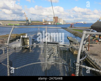 Vista sulla prua della HMS Caroline ormeggiata in Alexandra Dock che guarda verso il porto di Belfast; a Belfast attrazione turistica del Titanic Quarter Foto Stock