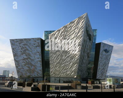 Vista del Titanic iconico Museo nella zona centrale di Belfast nell'autunno del sole e la sua architettura che assomiglia alla luccicante prua di una nave. Foto Stock