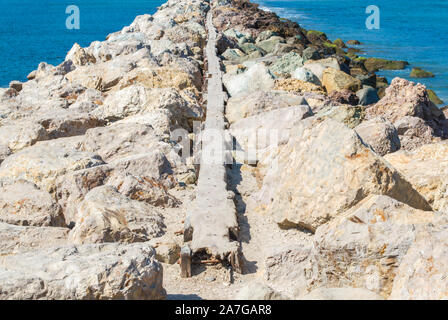 Guardando fuori lungo una scogliera rocciosa a Santa Barbara CA porto in una giornata di sole Foto Stock